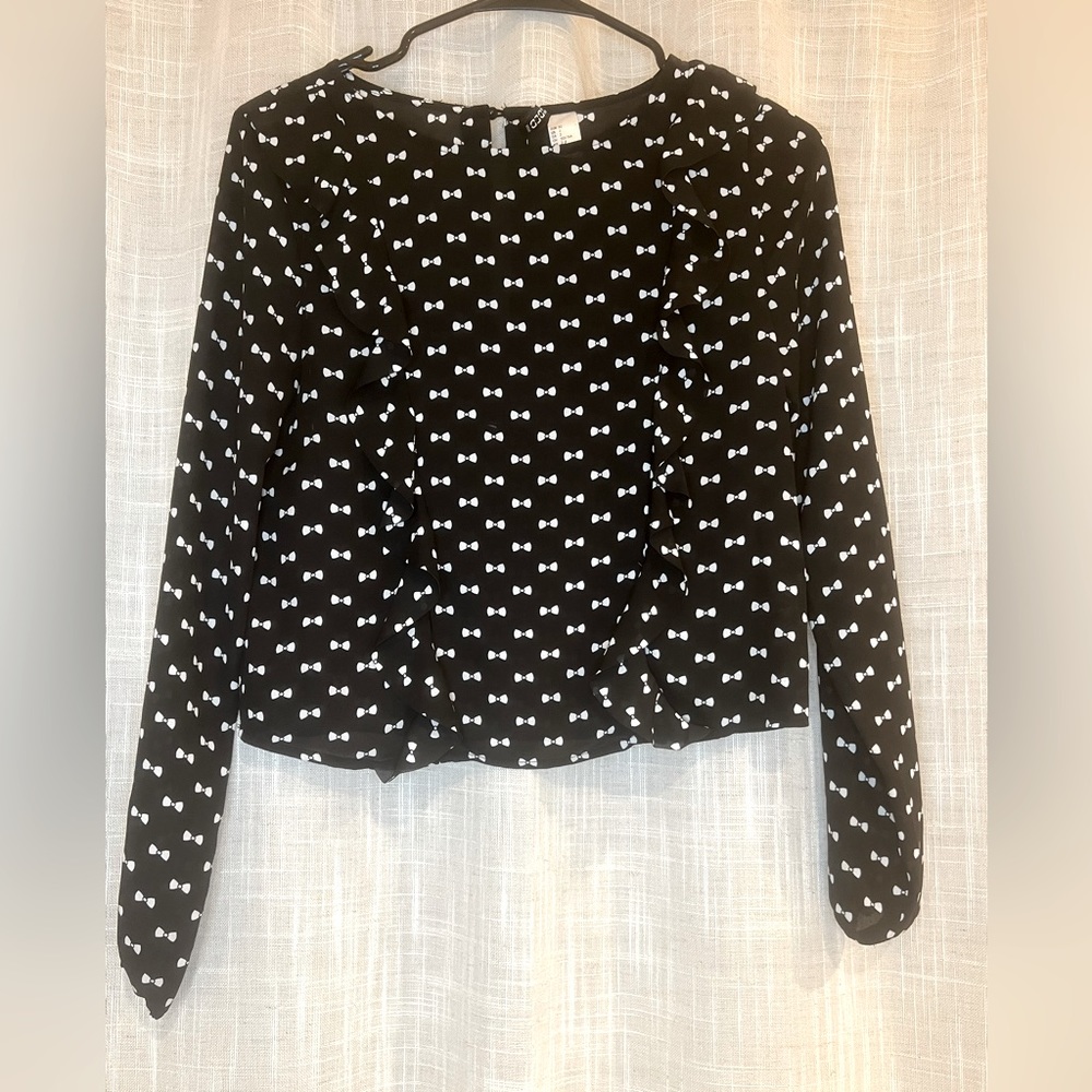 CUTE BLACK TOP WITH RUFFLE